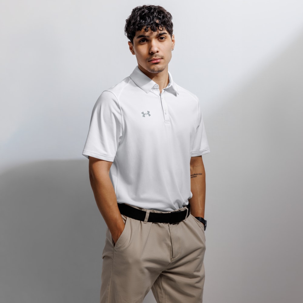 Man in witte Under Armour polo met geborduurd logo, poloshirts met logo