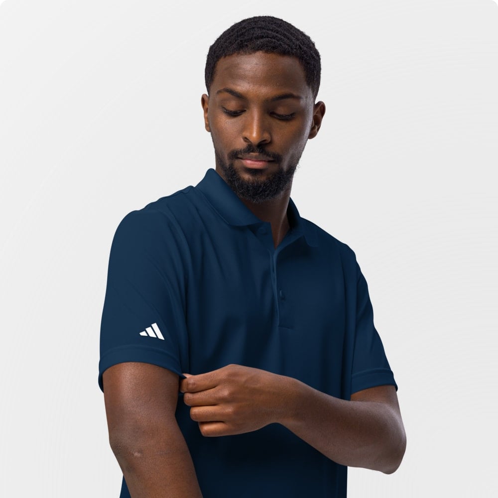 Man in wit Adidas sportpoloshirt met geborduurd logo, gepersonaliseerde poloshirts