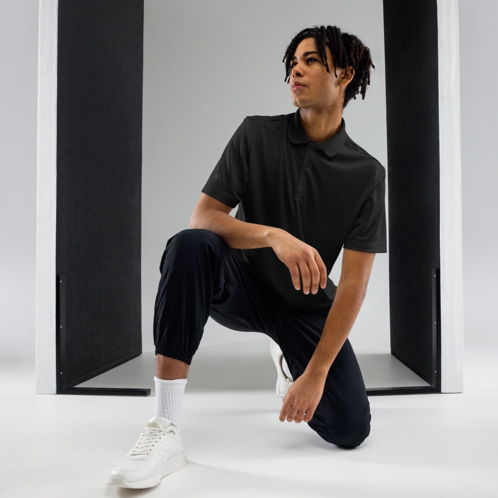 Man in witte Adidas premium polo met bedrukt logo, heren premium polo's met logo