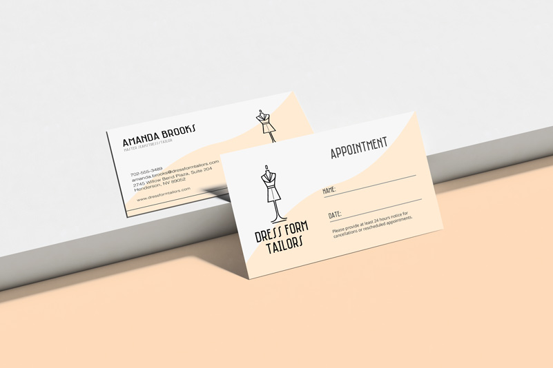 Cartes de visite carrées disposées sur une surface beige