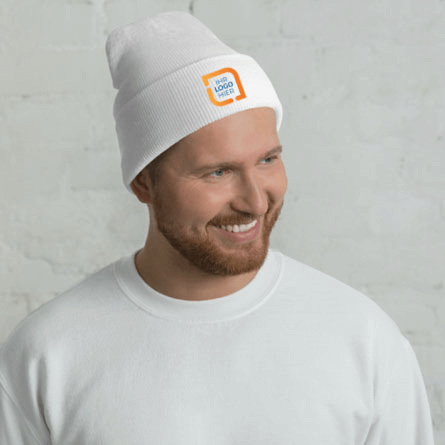Männliches Model mit bestickter individuell gestalteter Mütze, auf deren Vorderseite ein kundenspezifisches Logo aufgestickt ist