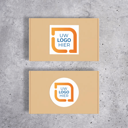 Verpakkingsdoos met zowel een cirkel als een vierkante sticker erop, met het logo gecentreerd