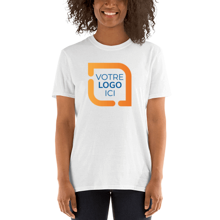 Modèle féminin souriant portant un T-shirt personnalisé de LogoMaker 