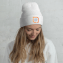 Weibliches Model mit bestickter individuell gestalteter Mütze, auf deren Vorderseite ein kundenspezifisches Logo aufgestickt ist