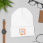 Lifestyle-Muster der bestickten und individuell gestalteten Mütze, umgeben von einer Uhr, einer Brieftasche und anderen diversen Gegenständen