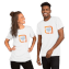 Un homme et une femme riant en portant des t-shirts Bella Canvas avec un échantillon de votre logo à l'avant