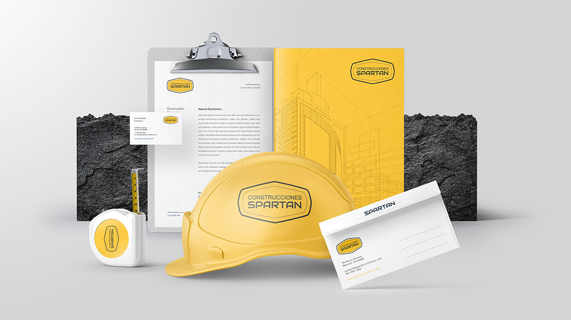 Logo de Spartan Construction creado con Logo Maker para una empresa de construcción, utilizado en equipos de marca, cascos de seguridad amarillos, tarjetas de visita y mucho más.